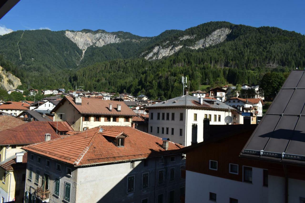 Lozzo di Cadore - Dolomiti - Piazza IV novembre Lozzo Cadore Esterno foto