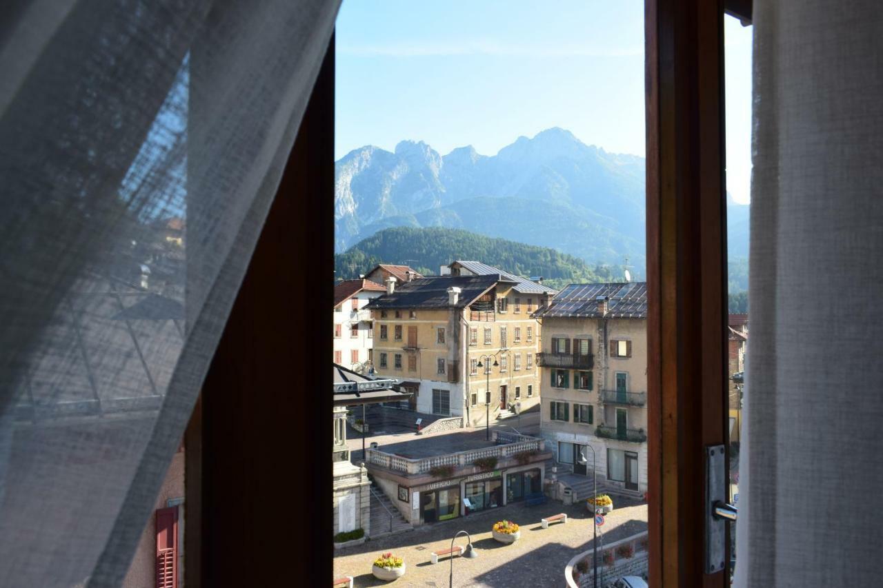 Lozzo di Cadore - Dolomiti - Piazza IV novembre Lozzo Cadore Esterno foto